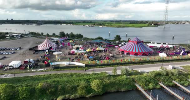 从空中俯瞰节日场地或活动 有帐篷 大群人群和娱乐场所 户外活动 — 图库视频影像