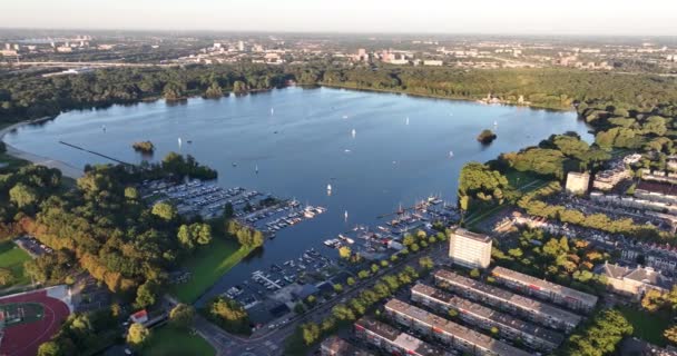 Αεροφωτογραφία Drone Του Kralingse Plas Στην Πόλη Του Ρότερνταμ Ολλανδία — Αρχείο Βίντεο