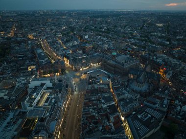 Amsterdam, 16 Eylül 2023, Hollanda, Amsterdam şehir merkezindeki de Dam Meydanı 'nın insansız hava aracı görüntüsü. Geceleri lanet olsun..