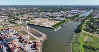 Nijmegen ve İnudstiral büstil bölgesindeki konteynır terminalinin insansız hava aracı görüntüsü. Su nakliyatı, iç nakliye. Nijmegen, Hollanda.