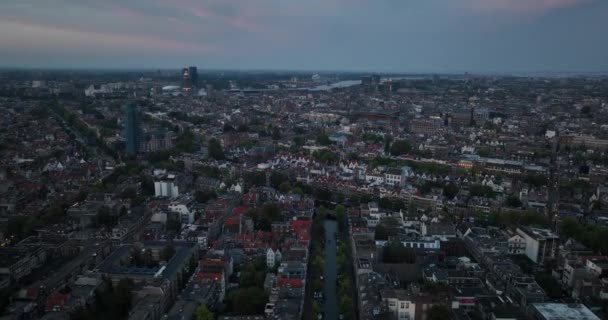 飞机俯瞰着阿姆斯特丹市中心 市中心 黄昏时分的城市住房运河 晚上时间 — 图库视频影像