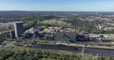 Bottrop Almanya 'sındaki bir kola fabrikasının hava aracı görüntüsü. Fabrika tesisi, metal endüstrisi, hammadde ve işleme.
