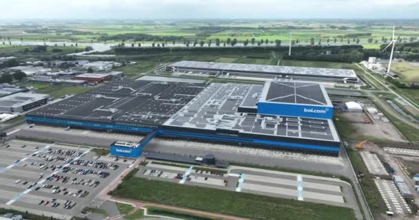 2023年8月3日 オランダのワラルワイク Bol Com革新的なフルフィルメントセンター 10万M2の持続可能なロジスティクスビル 屋根の上のソーラーパネル パッケージングと流通 — ストック動画