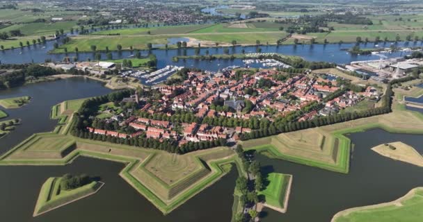 オランダのハウスデン市の古い要塞化された都市と歴史的な都市計画の空中ドローンビュー — ストック動画