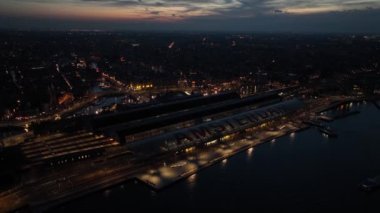 Amsterdam şehrinin gece hava aracı görüntüsü Ufuk çizgisi, Lj nehri, feribot, su üzerinde ulaşım. Tren istasyonu, merkez işaretleri ve binalar. Turizm merkezi, Amsterdam,