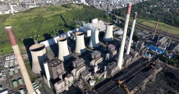 化石燃料の石炭燃焼プラント エネルギー産業に関する空中ドローンビュー 煙の積み重ねと衝突する塔 — ストック動画