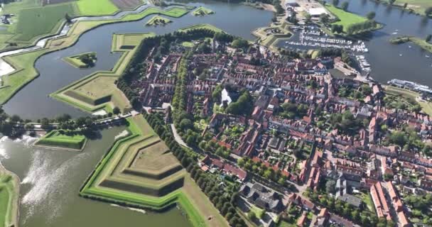 一个有运河环绕的设防古城的空中无人驾驶镜头 文化遗产 城市规划 — 图库视频影像