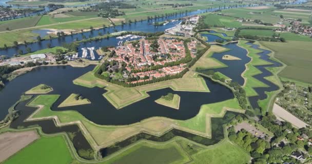 オランダのハウスデン市の古い要塞化された都市と歴史的な都市計画の空中ドローンビュー — ストック動画