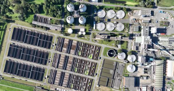 从空中俯瞰一个污水处理厂 工业装置来清洁和净化水 清洗废水的循环 自上而下的观点 — 图库视频影像