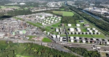 Gelsenkirchen Rafinerisi entegre petrokimyasallarla dolu büyük bir rafineri. LPG, Gasoline, Jet Fuel, Diesel, Petrocoke, Asphalt üretiyor. Hava aracı görünümü.