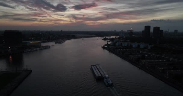 アムステルダムのウォーターウェイ アムステルダムの川の空中ドローンビュー 水上輸送 内陸輸送 — ストック動画