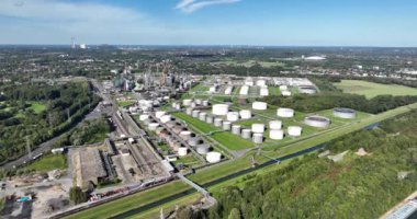 Gelsenkirchen Rafinerisi entegre petrokimyasallarla dolu büyük bir rafineri. LPG, Gasoline, Jet Fuel, Diesel, Petrocoke, Asphalt üretiyor. Hava aracı görünümü.