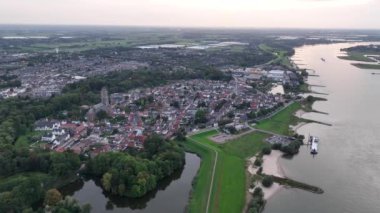 Zaltbommel 'in hava aracı görüntüsü, Hollanda eski güçlendirilmiş şehir, Waal nehri boyunca şehir, barınma, kentsel bakış..