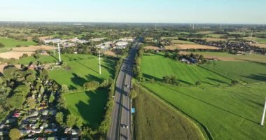 Alman Autobahn otoyolunun hız sınırı olmayan hava aracı görüntüsü.