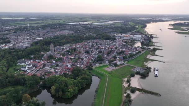 オランダの古い要塞化された都市 ワール川沿いの都市 都市の概要のツォルトムメルの空中ドローンビュー — ストック動画
