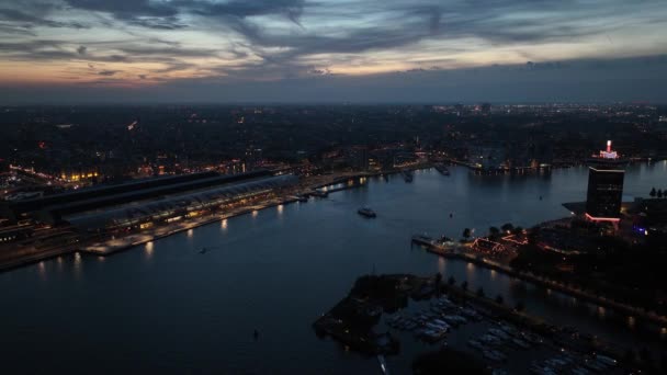 夜间空中无人驾驶飞机俯瞰阿姆斯特丹的城市天际线 阿姆斯特丹市中心的城市灯光 阿姆斯特丹的夜晚 — 图库视频影像