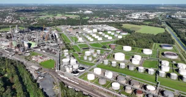 統合された石油化学物質を備えた大規模な複雑な精製所であるゲルゼンキヘン精製所の空中ドローンビュー Lpg ガソリン ジェット燃料 ディーゼル ペトロコーク アスファルトを生産する — ストック動画