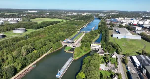 Gelsenkirchen Lock Sluyice System的空中无人驾驶飞机视图 用于内陆航运 水基础设施运输 — 图库视频影像