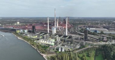 Duisburg 'daki Schwelgern kokain fabrikasının hava aracı görüntüsü dünyanın en büyük kokain fabrikalarından biridir. Baca bacaları, Hte metal endüstrisinde üretim alanı..