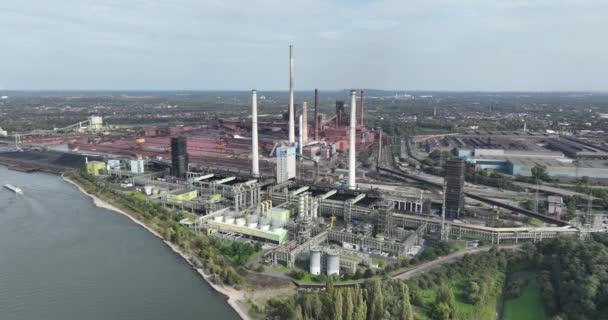 デュイスブルクにあるシュエルガンコーキング工場の空中ドローンビューは 世界最大のコーキングプラントの1つです ホットメタル業界のスモークスタック製造拠点 — ストック動画