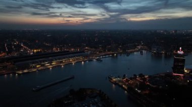 Amsterdam 'ın gece ve gün batımını gösteren hava aracı görüntüsü. Amsterdam şehir merkezi, Hollanda..
