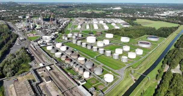 ドイツのゲルゼンキルヘン近くの石油 ガスの合成製品の製造 石油化学加工施設の航空ドローンビュー — ストック動画