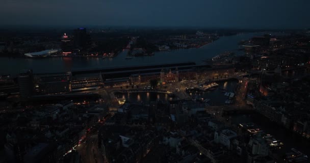 从空中俯瞰阿姆斯特丹中央车站和城市夜景 夜景全景 市中心 阿姆斯特丹市中心和城市景观 — 图库视频影像