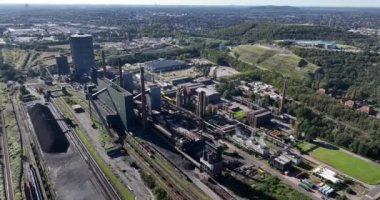 Kola üretim sürecinde hava aracı görüntüsü, kola üretimi için üretim tesisi. Isı, ateş ve enerji kullanan ağır endüstri. Almanya 'da teknoloji ve üretim.