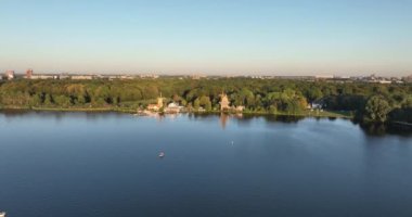 Kralingse Plas 'ın hava aracı görüntüsü, Plasmolens, De Lelie ve De Ster yel değirmenlerini vurguluyor. Rotterdam, Hollanda.