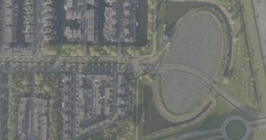 Modern bir banliyö konutu ve Dlog renk profilindeki yerleşim alanındaki güneş panellerinin insansız hava aracı görüntüsü. Almere, Hollanda..