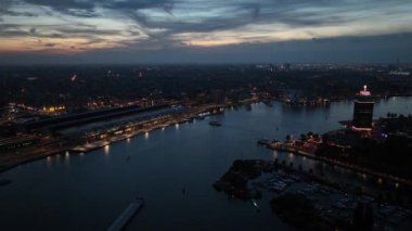 Amsterdam, Hollanda, gece vakti hava durumu. Tren istasyonu ve şehir merkezi..