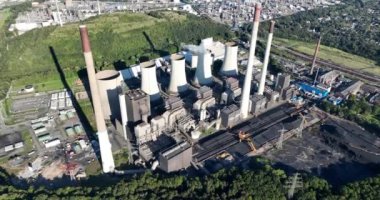 Scholven Elektrik Santrali 'nin hava aracı görüntüsü Gelsenkirchen, Almanya' da bir termal kömür santralidir. 2300 MW 'lık kapasitesiyle, elektrik santrali en güçlü ateşlenen kömür santrallerinden biridir.