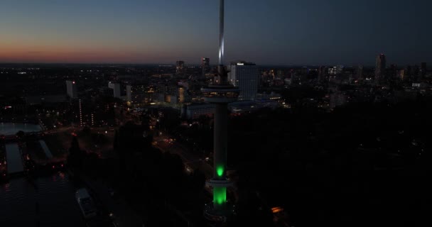 Antenni Drone Näkymä Euromast Rotterdamin Kaupungissa Yöllä Rotterdam Alankomaat — kuvapankkivideo
