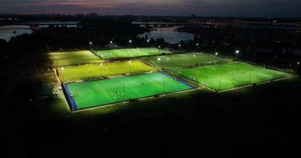 Vista Aérea Drones Campos Esportivos Noite Com Práticas Treinamento Futebol — Vídeo de Stock