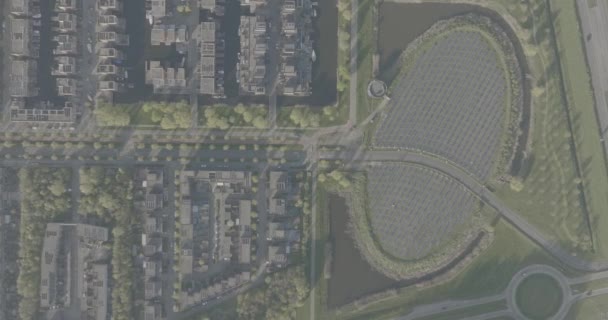 Vista Aérea Drone Painéis Solares Uma Habitação Suburbana Moderna Área — Vídeo de Stock
