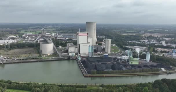 从空中俯瞰一座燃煤发电厂 利用化石燃料发电 煤是通过发电厂旁边的水路运送的 — 图库视频影像