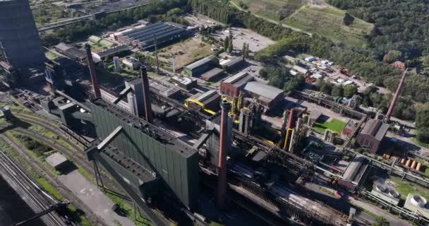 从空中俯瞰焦化厂繁荣底 金属能源的技术进步 146个焦炭炉每年可供料2 000 000吨硬煤 他们生产75支可乐和25支汽油 — 图库视频影像