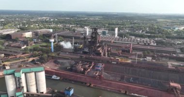 Duisburg 'daki bir fırının insansız hava aracı görüntüsü. Metal üretim endüstrisi. Kurulum görüntüsünü kapat. Metal eritme, dış metal işleme ve üretimi.