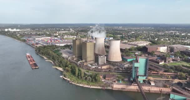 ハッキンゲン発電所の空中ドローンビューは デュイスブルクのハッテンハイム地区の爆発炉鋼工場の敷地内にあるガス発電所です — ストック動画
