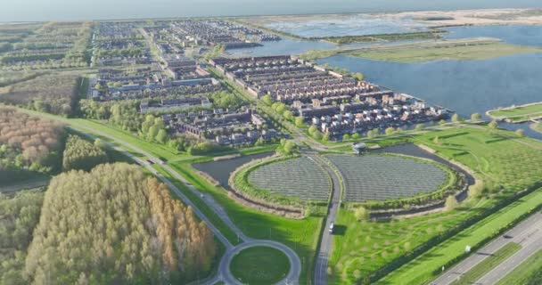 Modern Banliyö Bölgesinin Havası Almere Sürdürülebilir Enerji Üretimi Için Güneş — Stok video