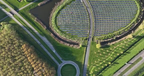 现代市郊地区的自顶向下天线 太阳能电池板 用于可持续能源的融合 — 图库视频影像