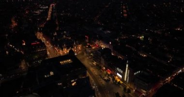 Amsterdam, 16 Eylül, 2023, Hollanda. Leidseplein 'in hava aracı görüntüsü, Amsterdam' ın merkezindeki eğlence alanı. Gece drone görüşü.