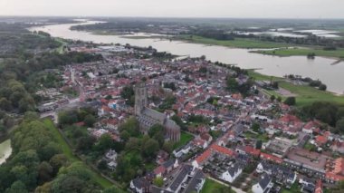 Zaltbommel, Hollanda 'da hava aracı görüntüsü. Hollanda 'daki Waal nehri boyunca küçük bir şehrin güçlendirilmiş şehir manzarası..