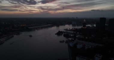 Geceleri Amsterdam havalimanı, Lj Nehri, Amsterdam Cnetral İstasyonu ve şehir merkezinin arkasındaki gökyüzü. Gün batımından hemen sonra.