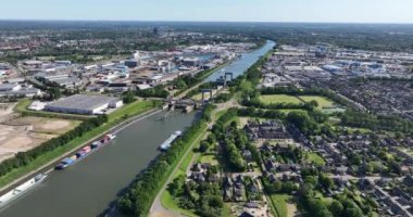 Nijmegen 'in endüstriyel ticari limanında hava aracı görüntüsü. İç nakliye kanalları yolu.