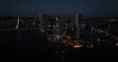 Rotterdam, Hollanda 'nın ufuk çizgisi üzerinde gece görüşü. Kop van Zuid, ofis binaları..