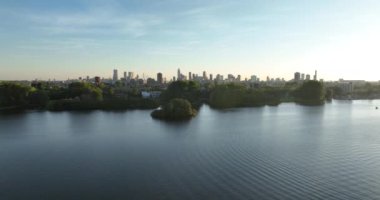 Hollanda, Rotterdam 'ın ufuk çizgisi üzerinde Kralinsge Plas' ın yukarısından manzara gözler önüne seriliyor. Gün batımı altın saat.