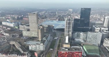 Rotterdam, 15 Şubat, 2023, Hollanda. Rotterdam 'ın Skyline' ı, Delfste Poort, Rotterdam merkez istasyonu ve Marriot Otel. Hava aracı görünümü.