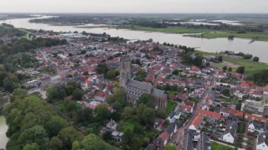 Zalltbommel, Hollanda 'nın Gelderland eyaletinin Bommelerwaard eyaletinde yer alan bir şehirdir. Hollanda 'da..