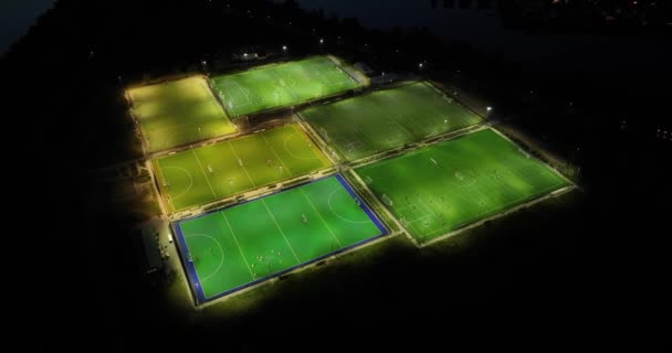 Εναέρια Drone Άποψη Των Αθλητικών Πεδίων Νύχτα Που Χαρακτηρίζει Ποδόσφαιρο — Αρχείο Βίντεο